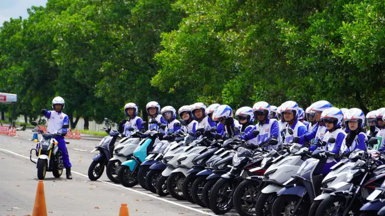 Para pejuang muda mendapatkan edukasi keterampilan berkendara di AHM Safety Riding Park (SRP), Deltamas, Cikarang, Jawa Barat.