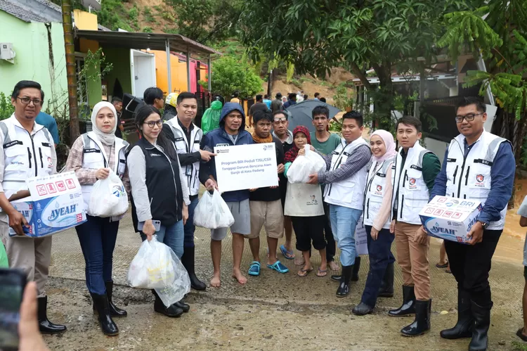 Direktur Human Capital & Compliance BRI A. Solichin Lutfiyanto beserta tim relawan BRI (tim Elang) dan insan BRILian (karyawan BRI) turut terjun langsung menyerahkan bantuan kepada masyarakat yang terdampak bencana