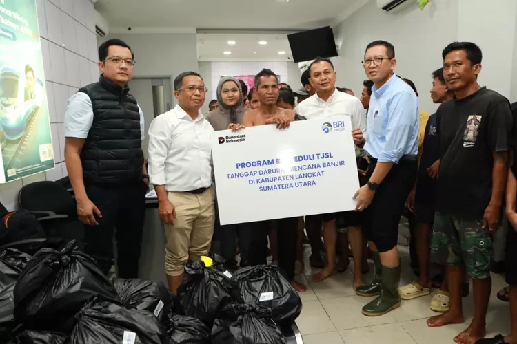 Direktur Human Capital & Compliance BRI A. Solichin Lutfiyanto beserta tim relawan BRI (tim Elang) dan insan BRILian (karyawan BRI) turut terjun langsung menyerahkan bantuan kepada masyarakat yang terdampak bencana