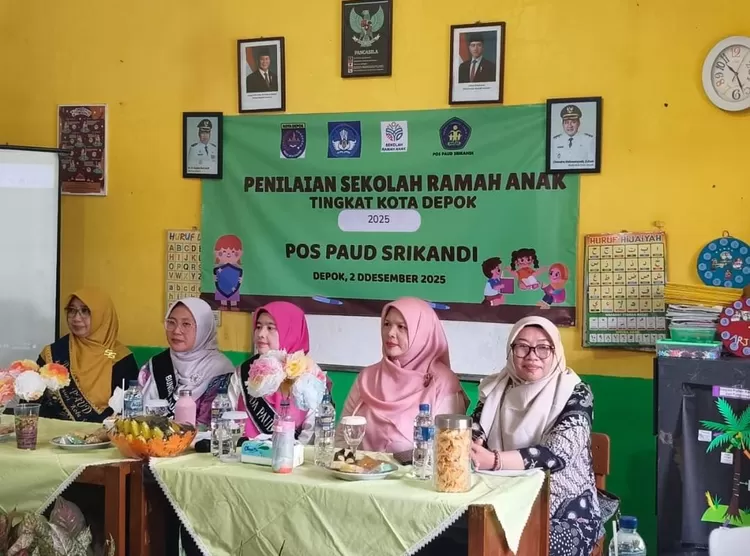 Bunda Paud Kota Depok, Cing Ikah dan jajaran tim penilai lomba Sekolah Ramah Anak saat menyambangi Pos Paud RW13 Kelurahan Mekarsari, Selasa (2/12).