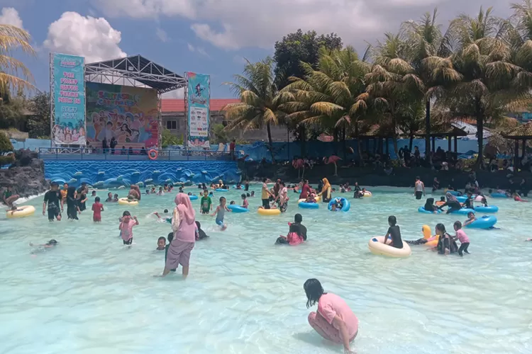 Sejumlah pengunjung saat bermain di SantaSea Water Theme Park di Jalan Lio Santa, Kecamatan Citamiang, Kota Sukabumi, Kamis (3/4). 