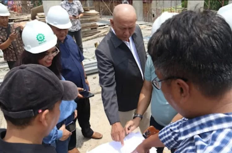 Ketua Komisi II, Anita Primasari Mongan bersama anggota Komisi II, Sopian Ali Agam, mengecek peta rencana pembangunan Pasar Jambu Dua