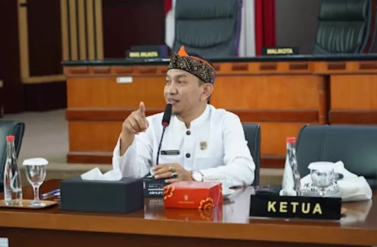 Anggota DPRD Kota Bogor, Dody Hikmawan, memberikan masukan terkait kepesertaan BPJS Kesehatan pada raker Komisi IV dengan mitra kerja