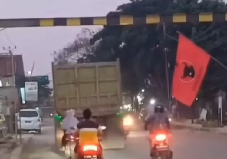 Beberapa waktu lalu viral di media sosial truk tambang bebas melintas melewati portal yang telah dibangun.