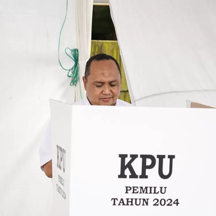 Ketua DPRD Kota Bogor Atang Trisnanto nyoblos saat Pemilu 2024
