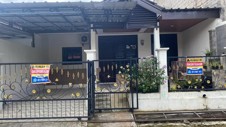 Kondisi rumah keluarga korban kecelakaan Tol Cikampek.