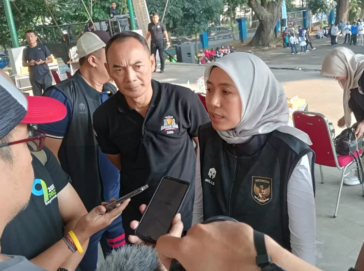  Staf Khusus Menteri Pemuda dan Olahraga Republik Indonesia, Hasyntia Saraswati diwawancarai awak media di Kota Bogor