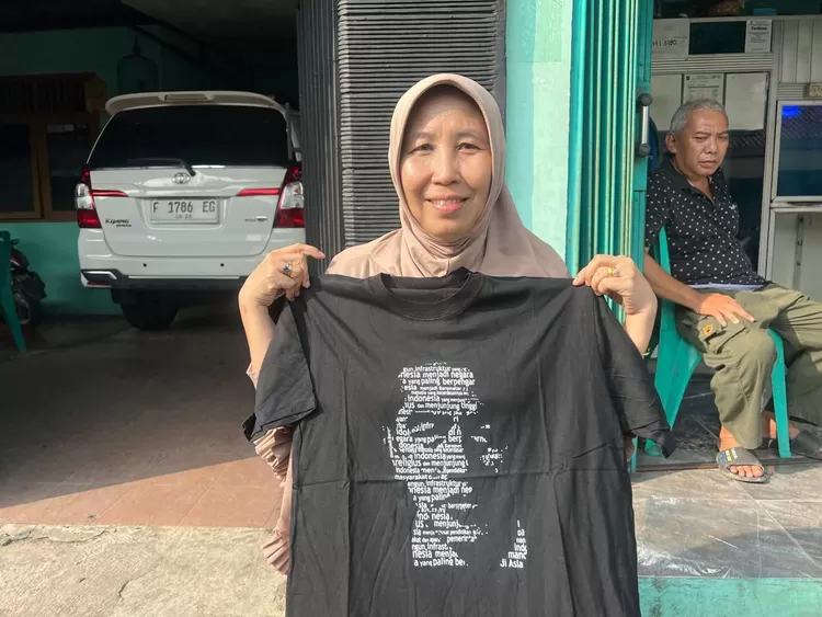 Warga Kebon Pedes mendapatkan baju dari Presiden Jokowi