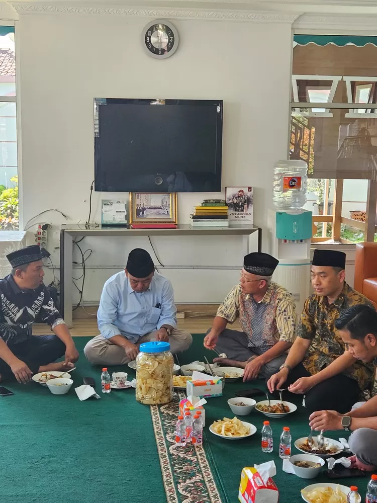 Iwan Setiawan saat silaturahmi ke kediaman Haji Taufik di Leuwiliang, Kabupaten Bogor.