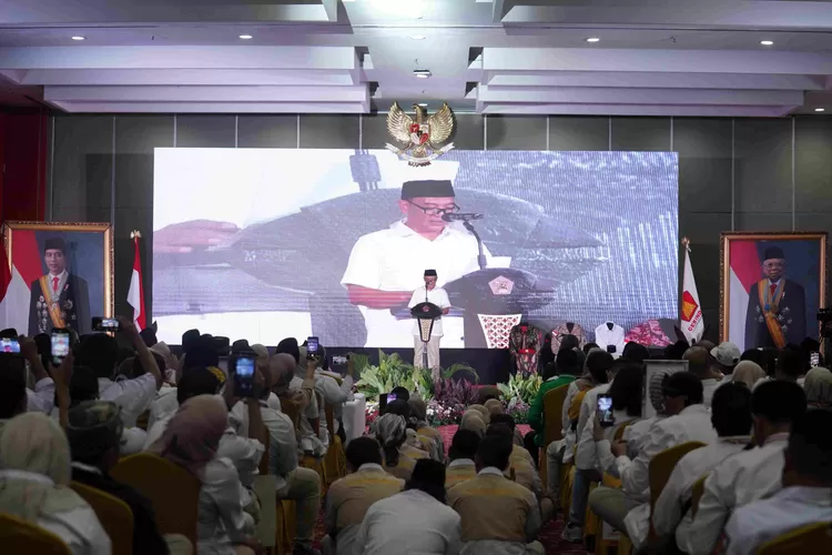 Ketua DPC Gerindra Iwan Setiawan saat membacakan syrat tugas untuk Rudy Susmanto sebagai bakal calon bupati Bogor di Hotel Lorin Sentul, Senin, 22 Juli 2024.