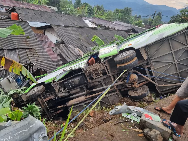 kecelakan bus di Jalan Alternatif Taman Safari Puncak, Kampung Panjang, Desa Citeko, Kecamatan Cisarua, Kabupaten Bogor, Sabtu, 3 Agustus 2024.