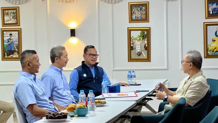 Ditemani Bima Arya, bakal pasangan calon Dedie Rachim dan Jenal Mutaqin menerima rekomendasi dari DPP PAN maju Pilkada Kota Bogor