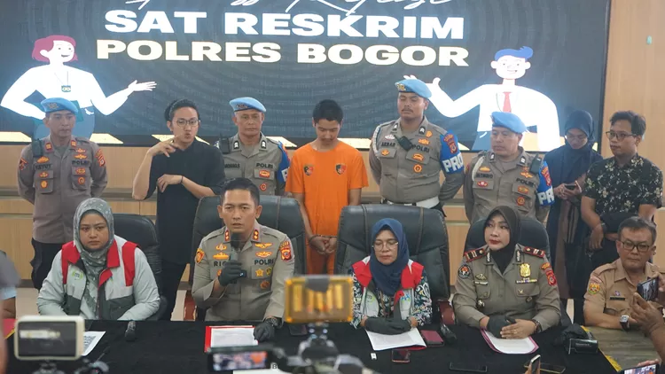 Tersangka kasus KDRT terhadap Cut Intan Nabila, Armor Toreador saat konferensi pers pengungkapan kasus KDRT di Mako Polres Bogor, Rabu, 14 Agustus 2024.&nbsp;
