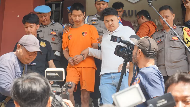 Tersangka kasus KDRT terhadap Cut Intan Nabila, Armor Toreador digelandang polisi saat konferensi pers pengungkapan kasus KDRR di Mako Polres Bogor, Rabu, 14 Agustus 2024.