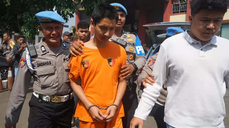 Tersangka kasus KDRT terhadap Cut Intan Nabila, Armor Toreador digelandang polisi saat konferensi pers pengungkapan kasus KDRR di Mako Polres Bogor, Rabu, 14 Agustus 2024.