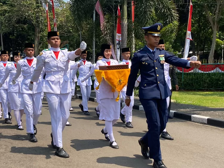 Duplikat Bendera Pusaka Merah Putih tiba di Pendopo Bupati Bogor, Cibinong, usai dijemput dari Pendopo Bupati Malasari, Nanggung, Kabupaten Bogor, Kamis, 15 Agustus 2024.