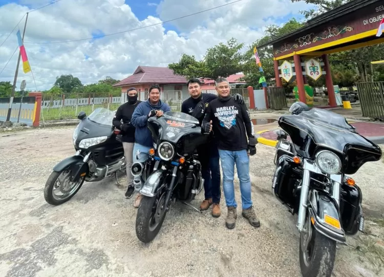 Merayakan hari kemerdekaan RI ke 79, Bikers MBCI membentangkan bendera Merah Putih raksasa di Situs Gunung Padang, Cianjur