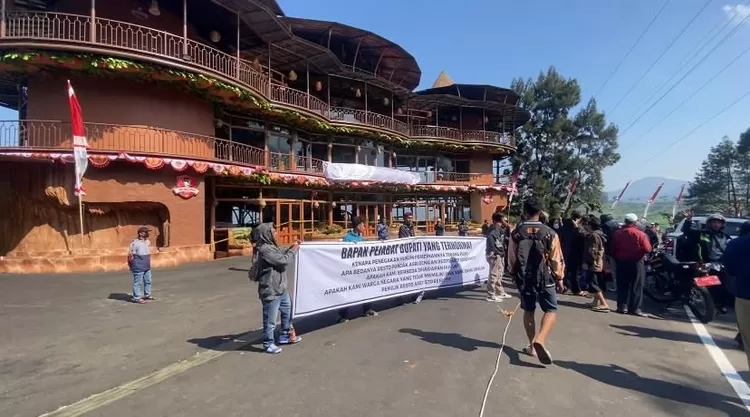 Sejumlah pedagang Puncak yang lapaknya digusur melakukan protes di depan Restoran Liwet Asep Stroberi lantaran lolos dari penggusuran meski belum miliki izin.