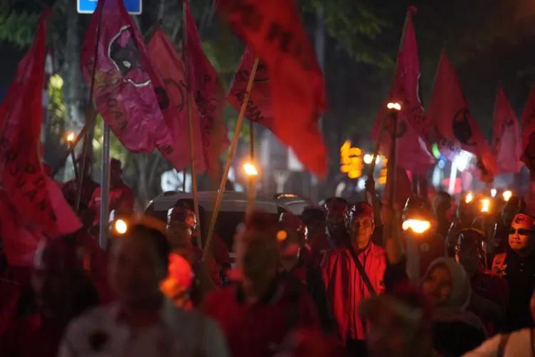 Ratusan massa PDIP saat mengantarkan pasangan Bayu Syahjohan - Musyafaur mendaftar ke KPU Kabupaten Bogor sebagai calon bupati dan wakil bupati Bogor, Kamis, 29 Agustus 2024.