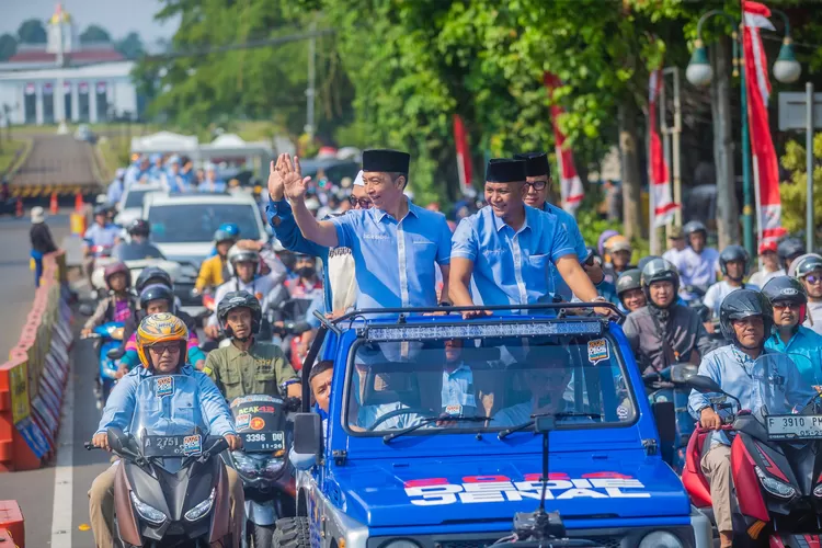 Dedie A Rachim dan Jenal Mutaqin didampingi Bima Arya dan ribuan pendukung menuju KPU mendaftar Pilkada Kota Bogor