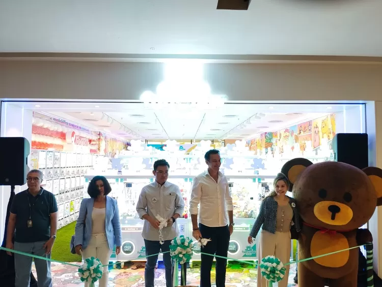 Mesin capit boneka ternama di Singapore, FunClaw hadir di Cibinong City Mall (CCM, Cibinong, Kabupaten Bogor.