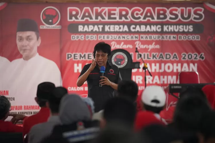 Wasekjen DPP PDIP Adian Napitupulu memberi arahan saat Rakercabsus DPC PDIP Kabupaten Bogor dalam rangka pemenangan pasangan Bayu Syahjohan - Mustafaur Rahman, Minggu, 1 September 2024.