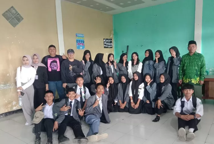Murid SMK Nahdlatul Ulama Cijeruk Bogor foto bersama usai sharing sessing Metro Go To School.