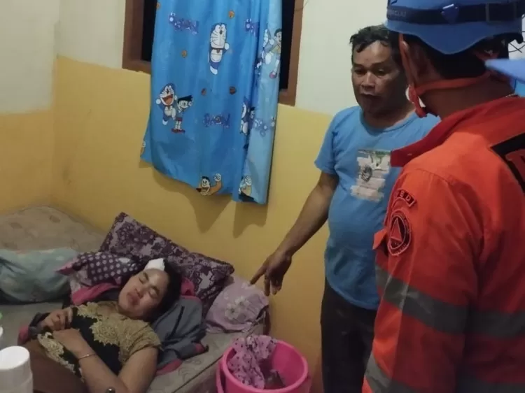 Korban tertimpa kayu akibat angin kencang yang menyebabkan atap rumah ambruk. 