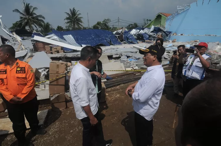 Pj Gubernur Jawa Barat Bey Machmudin mengunjungi lokasi bangunan ambruk di Desa Cimayang, Kecamatan Pamijahan, Kabupaten Bogor, Selasa, 3 September 2024.