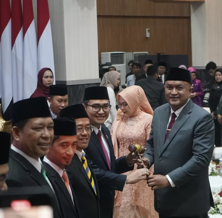 Ketua DPRD Kabupaten Bogor periode 2024-2029 menerima palu sidang yang diserahkan ketua DPRD Kabupaten Bogor sebelumnya, Rudy Susmanto.
