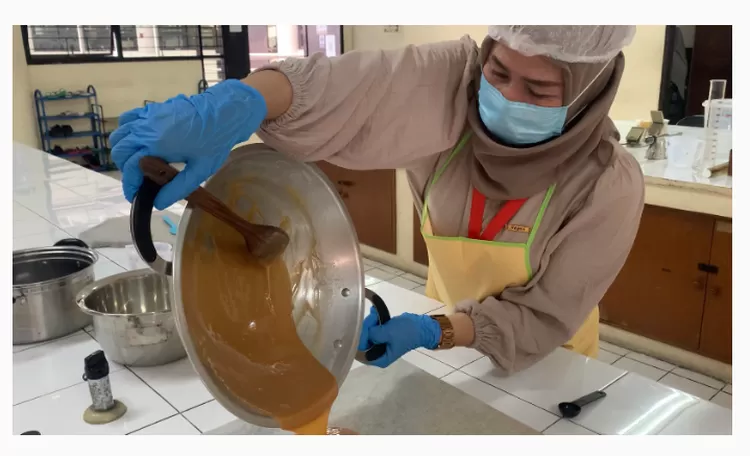 Pelatihan diberikan oleh ahli dari Fakultas Peternakan IPB University yakni pembuatan soft candy.