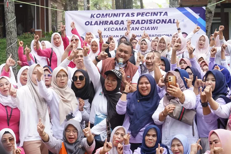 Bakal calon bupati Bogor Rudy Susmanto foto bersama usai senam bareng Komunitas Pecinta Olahraha Tradisional di Jambuluwuk, Ciawi, Kabupaten Bogor, Kamis, 3 Oktober 2024.