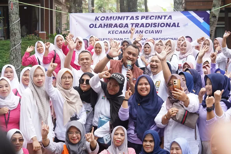 Calon bupati Bogor Rudy Susmanto foto bersama emak-emak usai senam di Desa Jambuluwuk, Kecamatan Ciawi, Kabupaten Bogor, Kamis, 3 Oktober 2024.