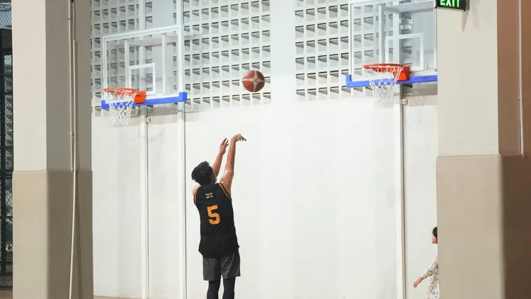 Calon Wakil Wali Kota Bogor, Eka Maulana saat bermain basket di sela kegiatan kampanye di Pilkada 2024.