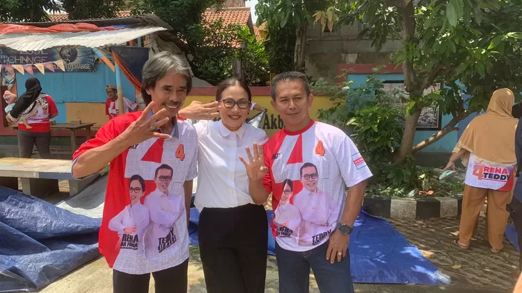 Calon wali kota (cawalkot) Bogor nomor urut 4, Rena Da Frina bersama dalam acara acara temu warga di Kelurahan Menteng, Kota Bogor.