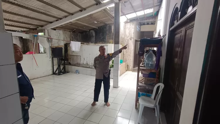 Polisi melakukan olah TKP penemuan pria tewas gantung diri di masjid. 