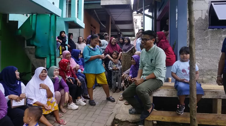 Pasangan Dokter Rayendra-Eka Maulana berbincang dengan warga Cipaku, Kota Bogor. 