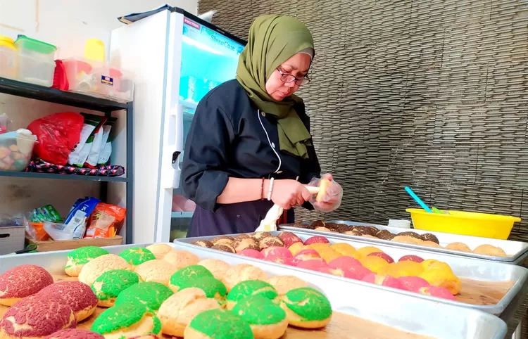 Proses pembuatan roti lumer Craquelin yang berada di kawasan Puncak Bogor.