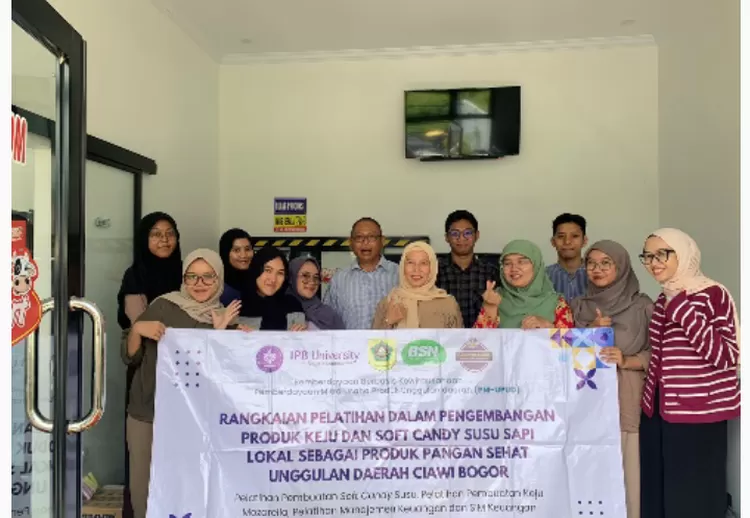 Peningkatan kapasitas mitra usaha lokal melalui pelatihan dan pendampingan teknis.