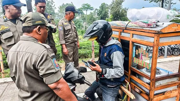 Petugas gabungan kembali menertibkan PKL liar di sepanjang jalur Puncak Bogor, Senin, 4 November 2024.