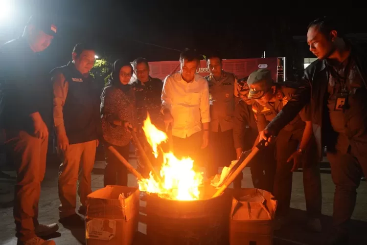 Pj Gubernur Jabar Bey Machmudin dan jajaran saat melakukan pemusnahan surat suara rusak dan lebih Pilkada 2024 di halaman Gedung KPU Kabupaten Bogor, Selasa, 26 November malam.