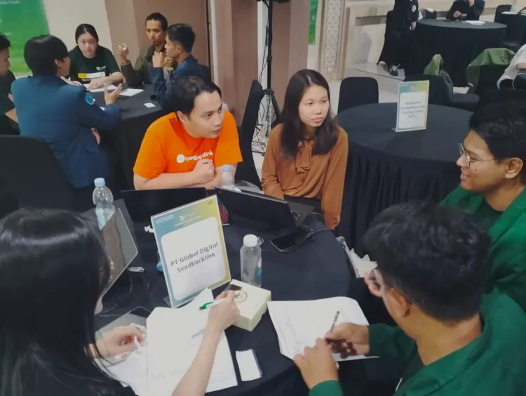 Tim seedbacklink bersama pengusaha UMKM