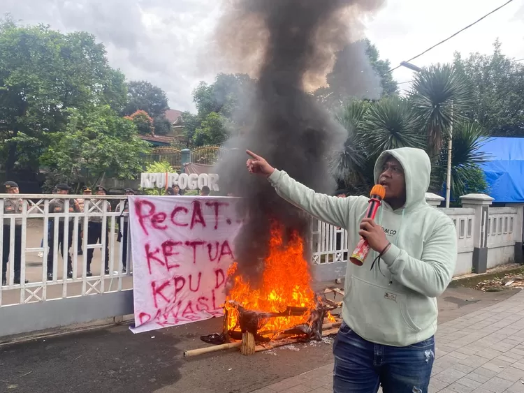 Massa aksi melakukan unjuk rasa di depan Kantor KPU Kabupaten Bogor, Jumat, 6 Desember 2024.