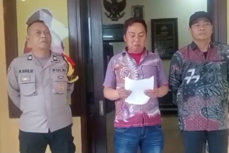 joki penunjuk arah di jalur alternatif Puncak Bogor, CN (tengah) saat meminta maaf usai viral getok harga kepada wisatawan.
