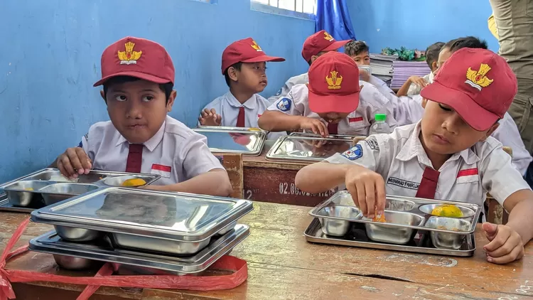 Penyaluran program makan bergizi gratis di Desa Bojongkoneng, Kecamatan Babakanmadang, Kabupaten Bogor, Senin, 6 Januari 2025.