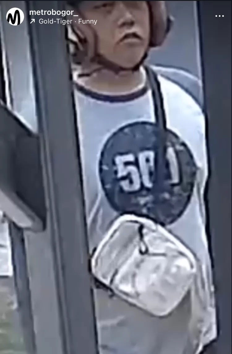 Pelaku pencurian burung di Kawasan Citra Indah City, Jonggol, Kabupaten Bogor terekam CCTV.