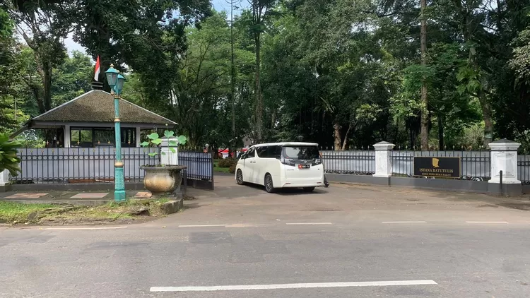 Kendaraan plat dinas memasuki Istana Batu Tulis Bogor. 