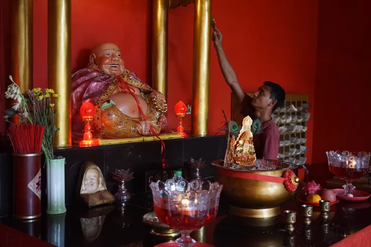 Peugas melakukan pengecatan jelang Imlek di Vihara Buddha Dharma dan 8 Pho Sat, Desa Tonjong, Kecamatan Tajurhalang, Kabupaten Bogor, Kamis, 23 Januari 2025.