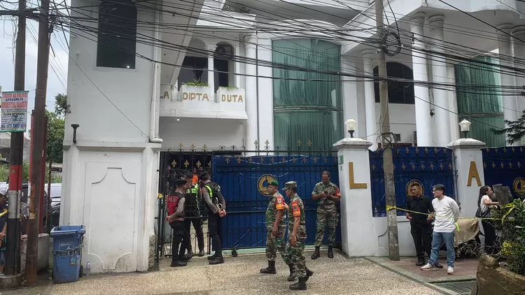 Petugas kepolisian bersama TNI menjaga lokasi tempat rekonstruksi pembunuhan seorang satpam bernama Septian yang dilakukan anak majikannya bernama Abraham. 