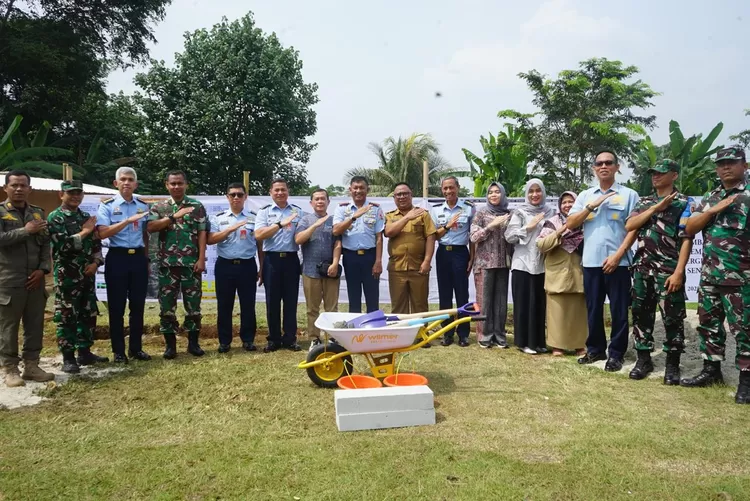 Peletakan batu pertama pembangunan SPPG di Kelurahan Atang Sendjaja, Kecamatan Kemang, Kabupaten Bogor, Selasa, 11 Februari 2025.